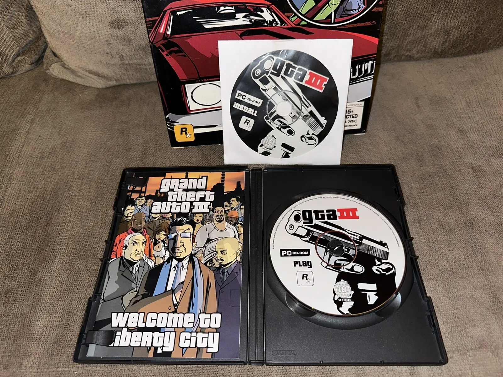 Dwie płyty CD-ROM z wersji PC GTA 3 — disc 1 i disc 2