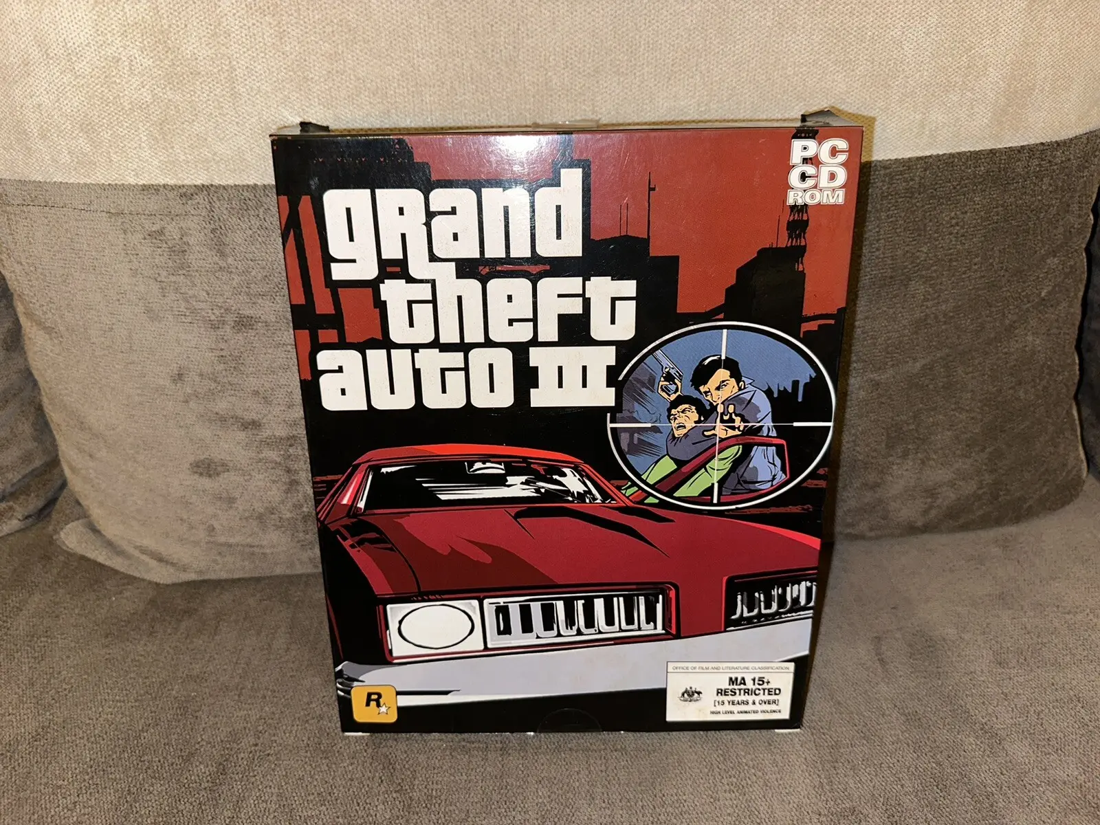 Premierowe, kartonowe pudełko GTA 3 PC z 2001 roku — big box edition