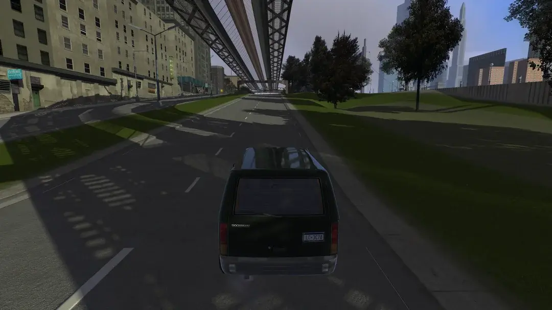 Wieczorna ulica Liberty City z modem oświetlenia — światła aut oświetlają ścianę kamienicy (GTA 3)
